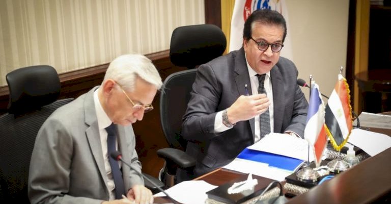 Egypt’s Health Minister discusses cooperation with French Ambassador